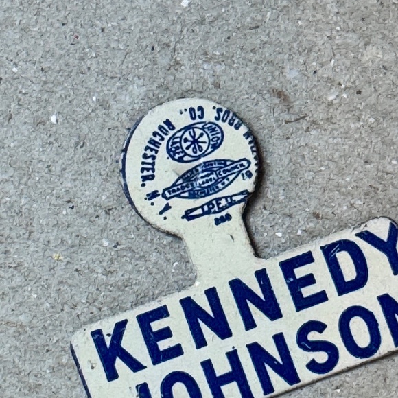 Politcal Pinback Buttons - Nixon & Kennedy - Picture 6 of 10